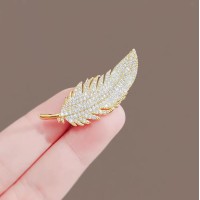 AABVOY Golden Feather Jewelry Brooch | Stylish Feather Design | Gold-Plated | Chic Accessory for Dresses, Blazers, & Scarves | Lightweight & Durable